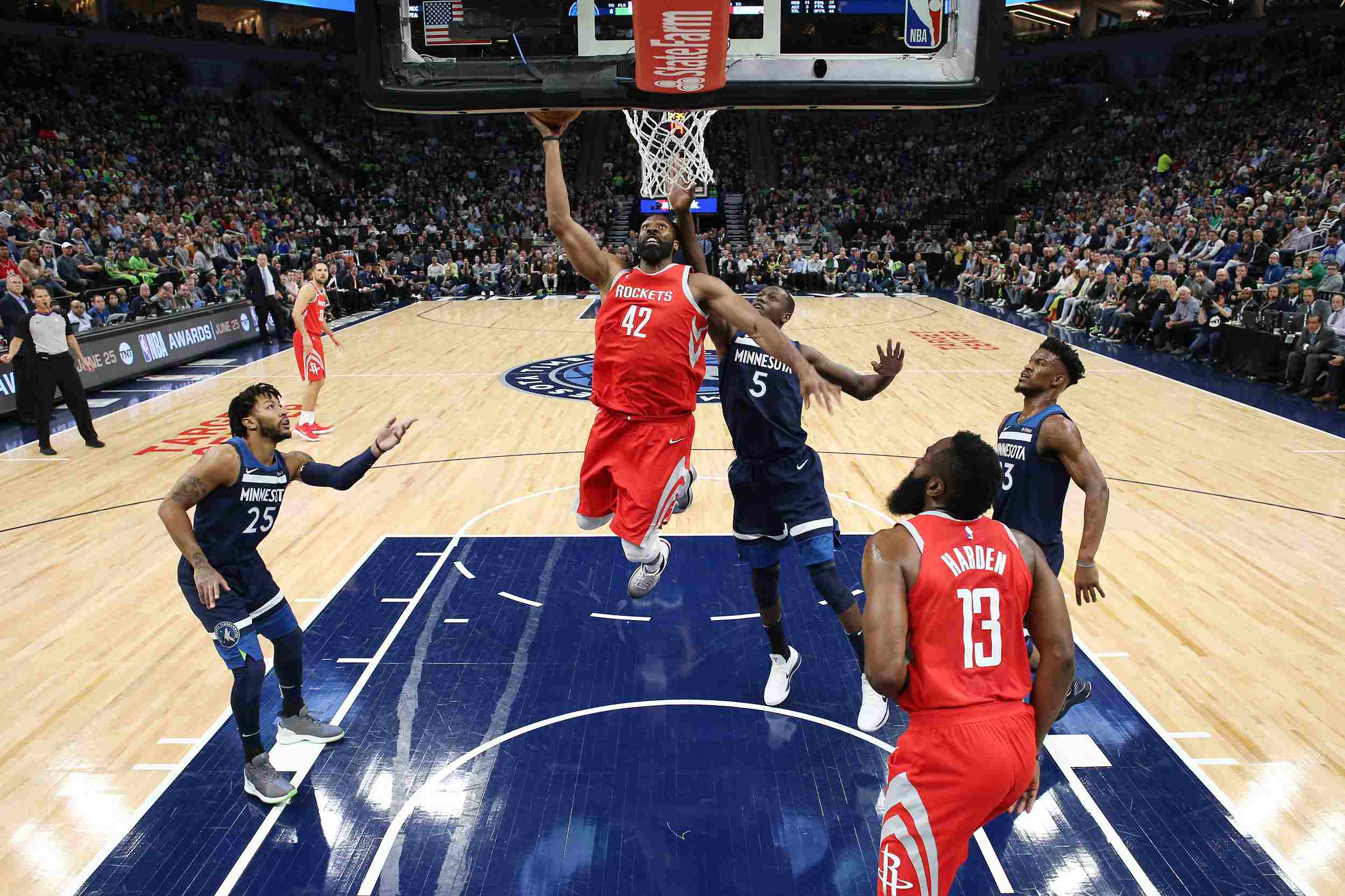 随后以低传 随后以低传